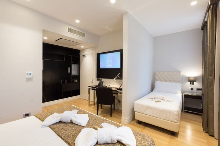 Floris Hotel