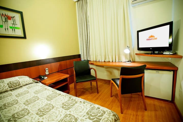 Eston Hotel
