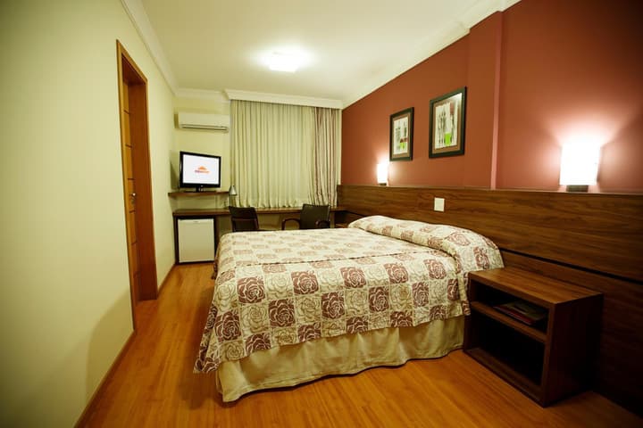 Eston Hotel