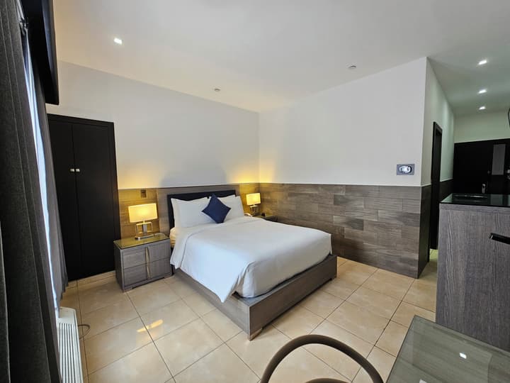 Beverly Hills: Hotel & Business