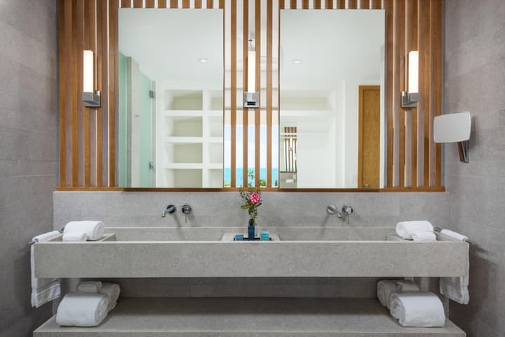 La Mer Villa West Luxury Oceanfront on Sapodilla Bay