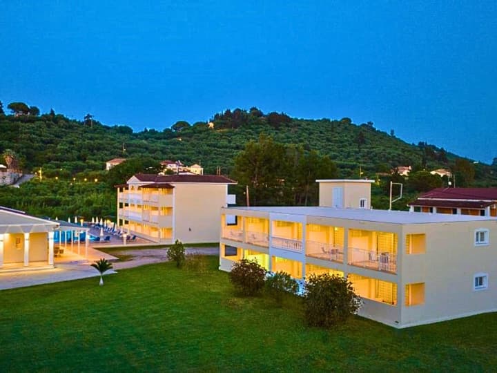 Manousis ApartHotel