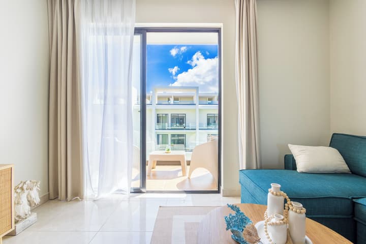 Stylish 1BR Apartment – Pool Access, Close to Beach