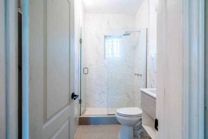 Modern Home 10minstobeach, Private Cliff, AC Wifi