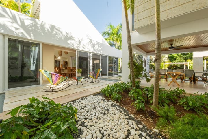Modern Luxury With Outdoor Movie Theater and Chef Service