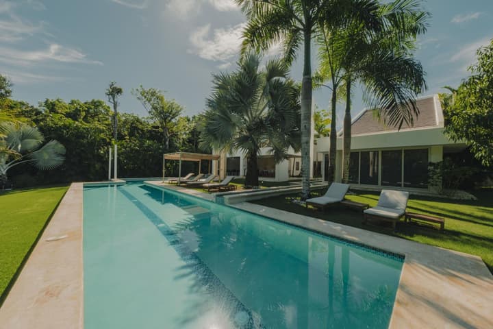Modern Luxury With Outdoor Movie Theater and Chef Service