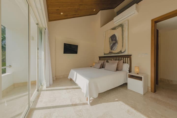 Modern Luxury With Outdoor Movie Theater and Chef Service