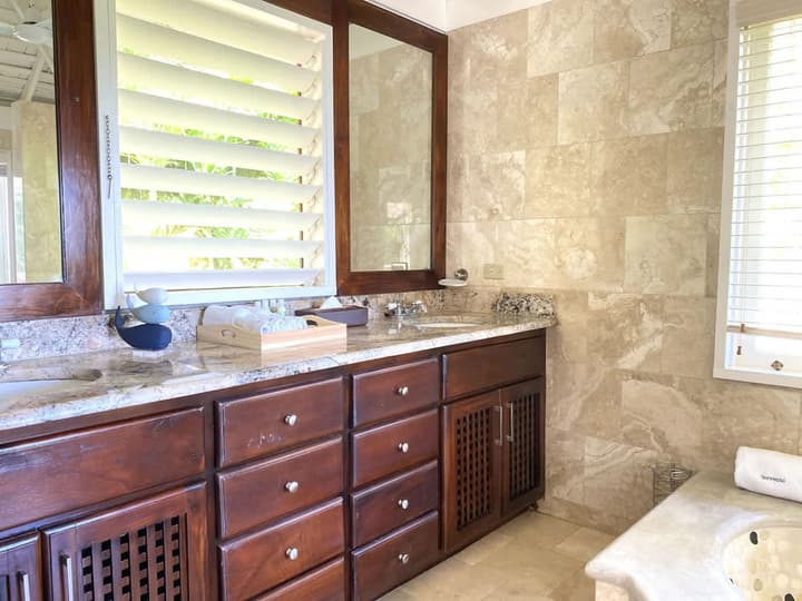 Secluded 3BR Garden Villa Pool Ocean Views