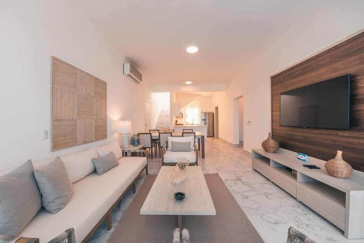 3br-penthouse w Jacuzzi Incl at Lake View
