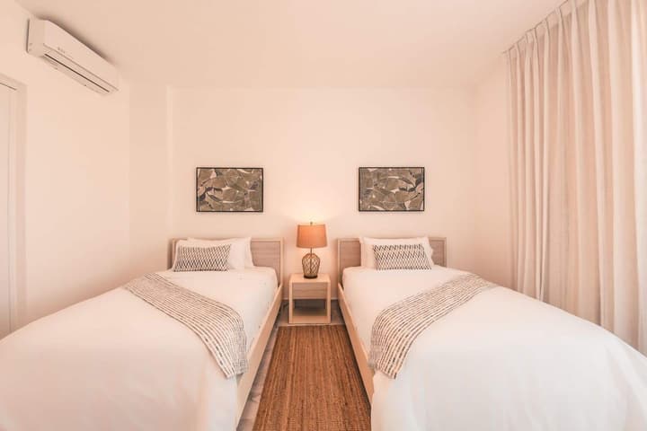 3br-penthouse w Jacuzzi Incl at Lake View