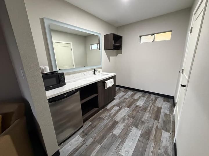 The Atlas Inn & Suites LAX