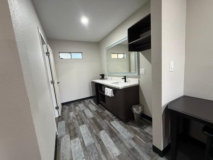 The Atlas Inn & Suites LAX
