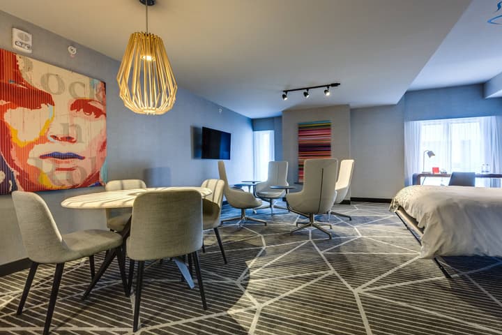 Renaissance Montreal Downtown Hotel