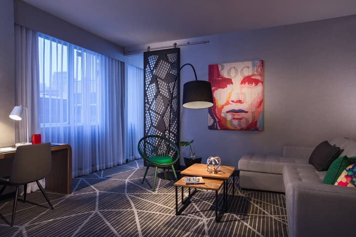 Renaissance Montreal Downtown Hotel
