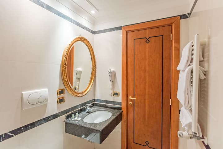 Raeli Hotel Lux