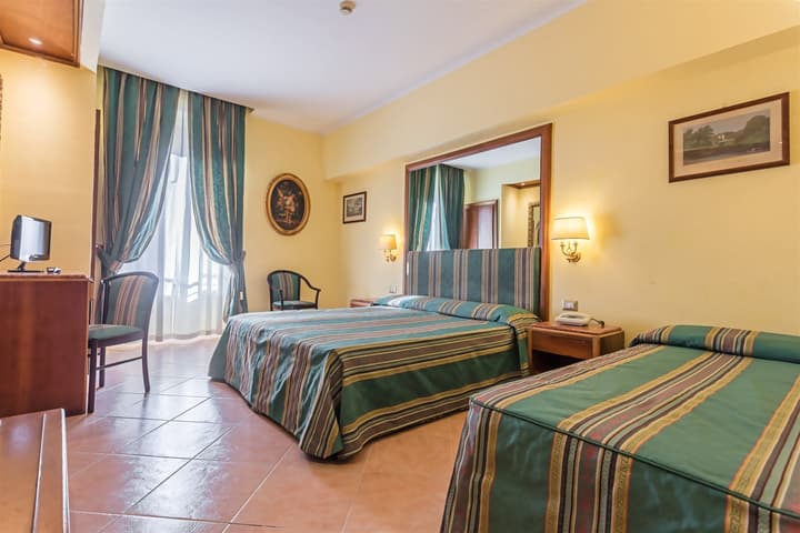 Raeli Hotel Lux
