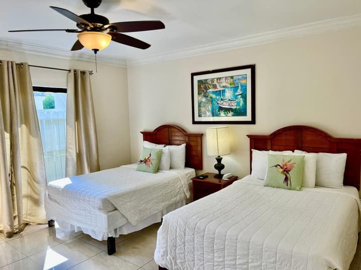 The Colony Club Inn & Suites