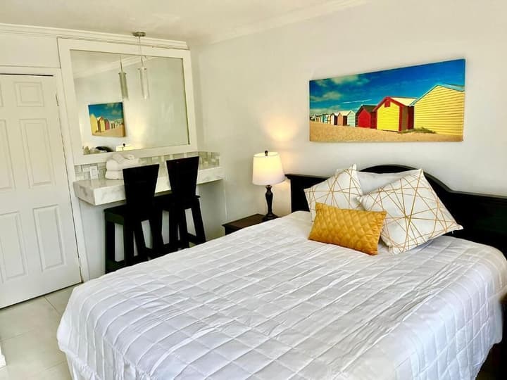 The Colony Club Inn & Suites