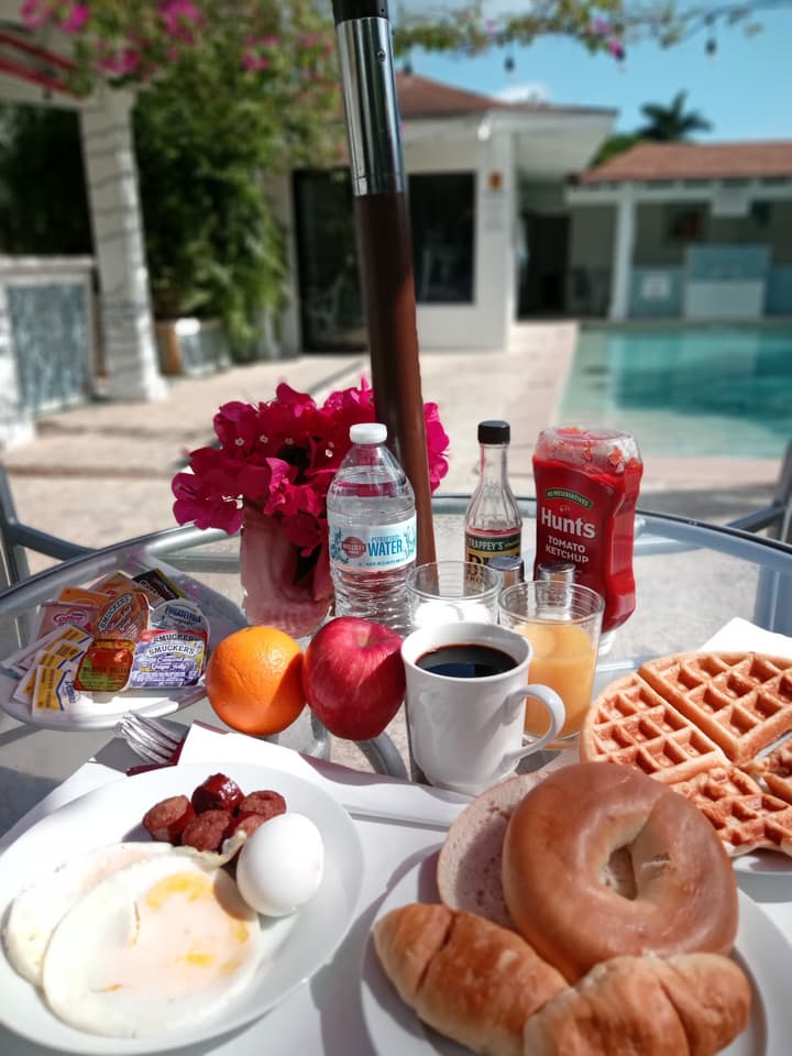 The Colony Club Inn & Suites