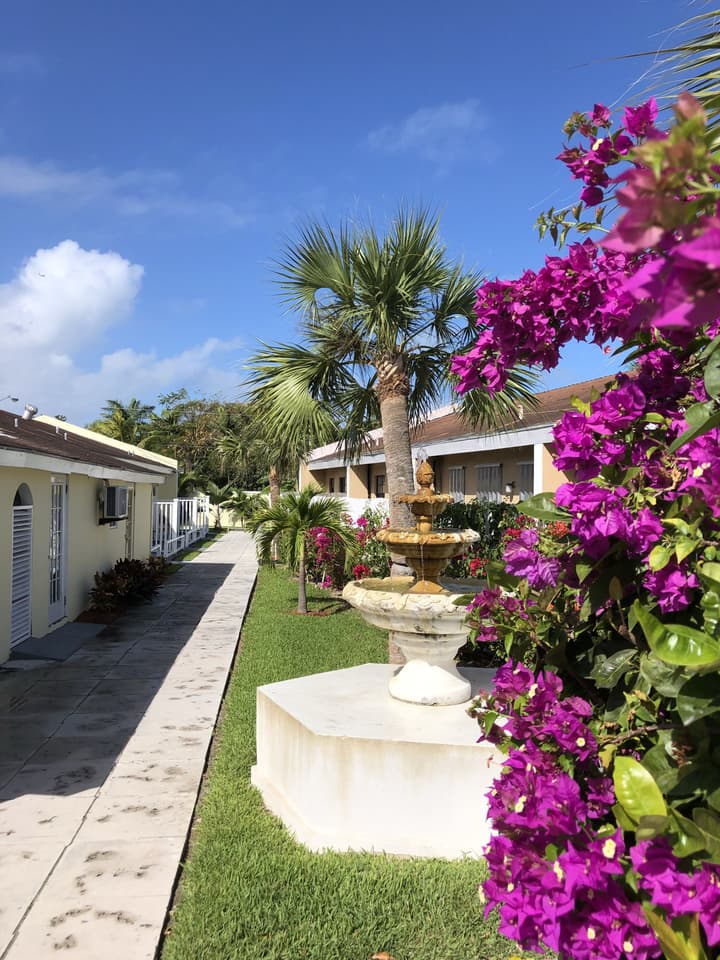 The Colony Club Inn & Suites
