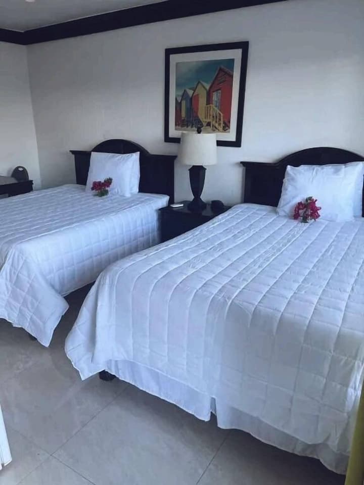 The Colony Club Inn & Suites