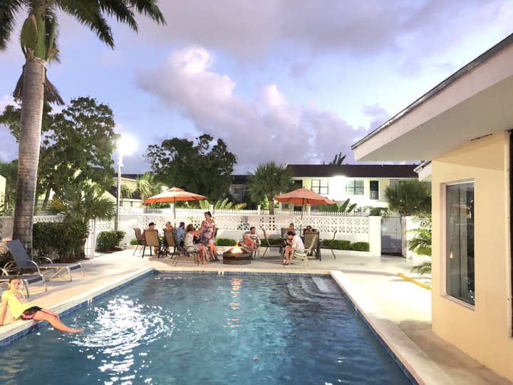 The Colony Club Inn & Suites