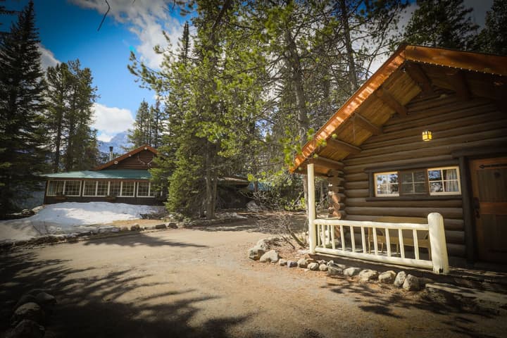 Storm Mountain Lodge Cabins & Dining