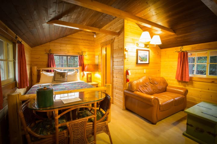 Storm Mountain Lodge Cabins & Dining
