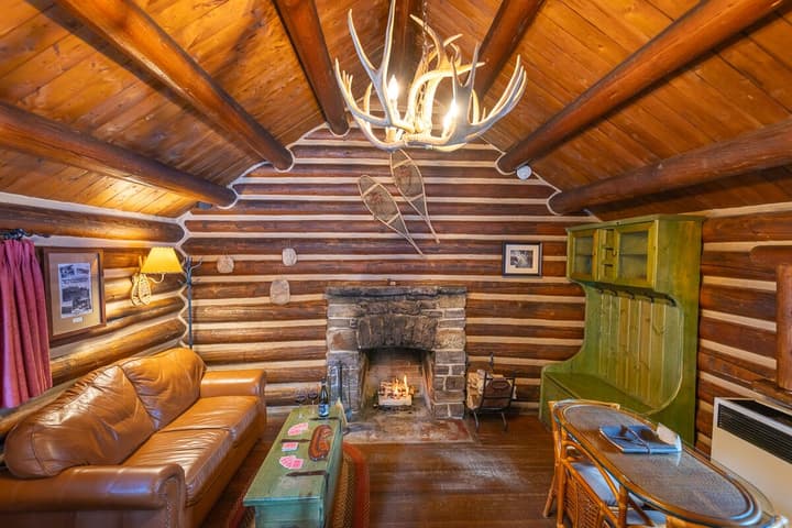 Storm Mountain Lodge Cabins & Dining