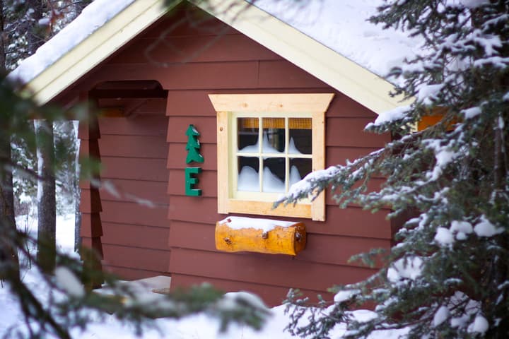 Storm Mountain Lodge Cabins & Dining
