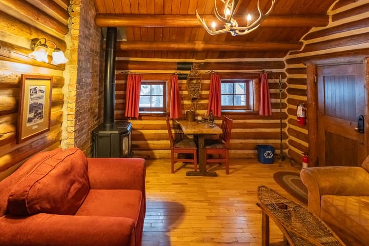 Storm Mountain Lodge Cabins & Dining