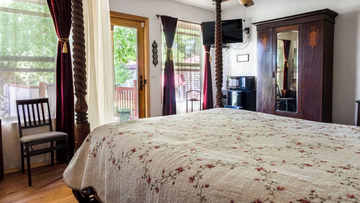 Red Horse Bed and Breakfast