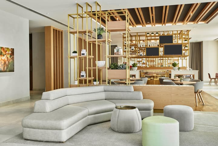 Hilton Garden Inn Dubai, Mall Avenue