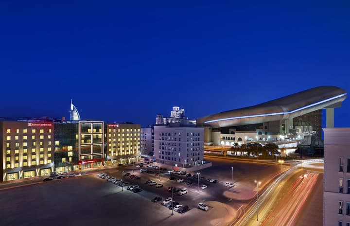 Hilton Garden Inn Dubai, Mall Avenue