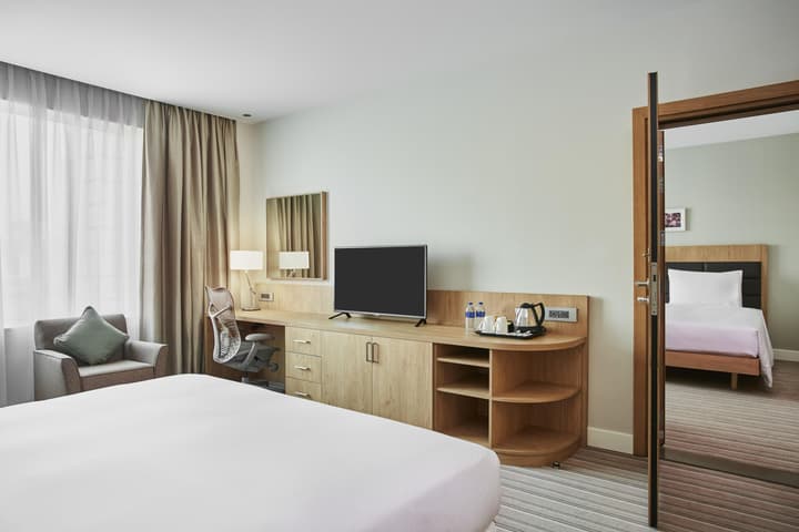Hilton Garden Inn Dubai, Mall Avenue
