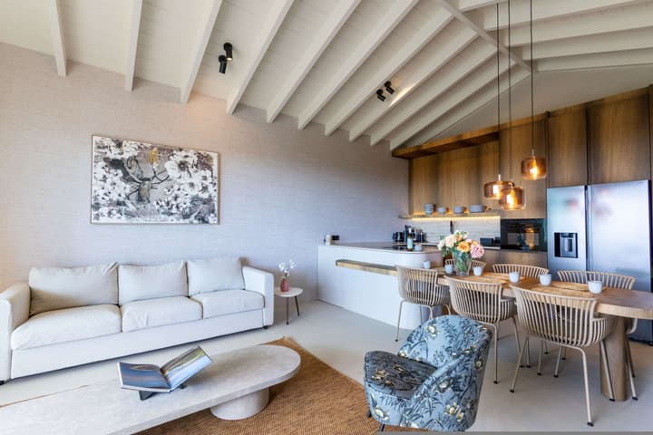 Valen 1 Oceanfront Penthouse at The Reef