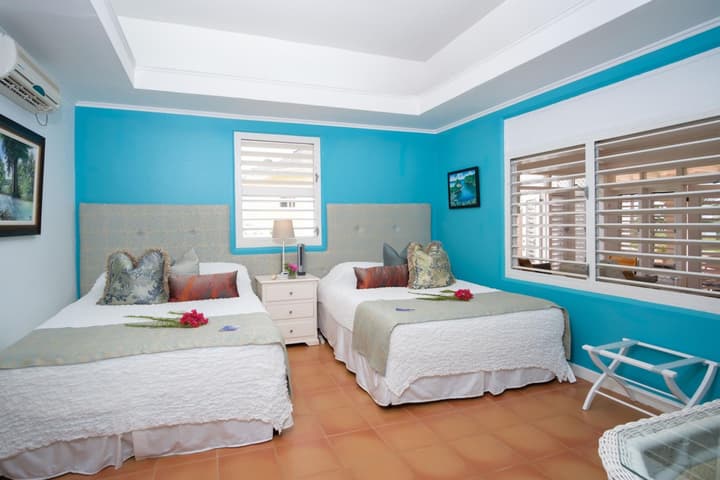 Adrift- 3BR Beachfront Villa w Staff