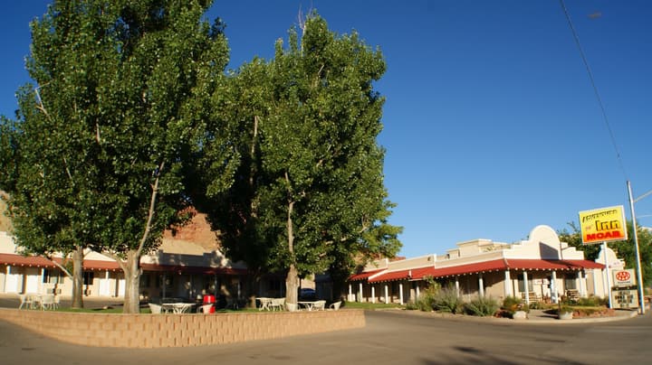 Adventure Inn & Motel