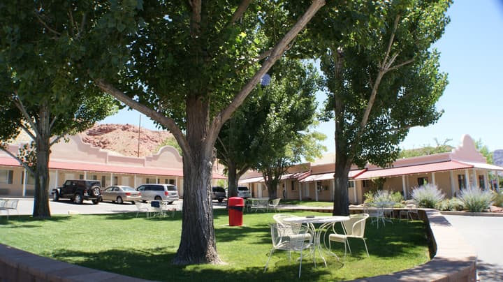 Adventure Inn & Motel