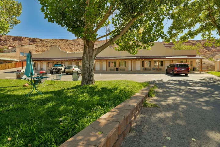 Adventure Inn & Motel