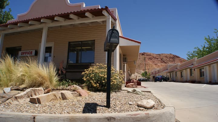 Adventure Inn & Motel