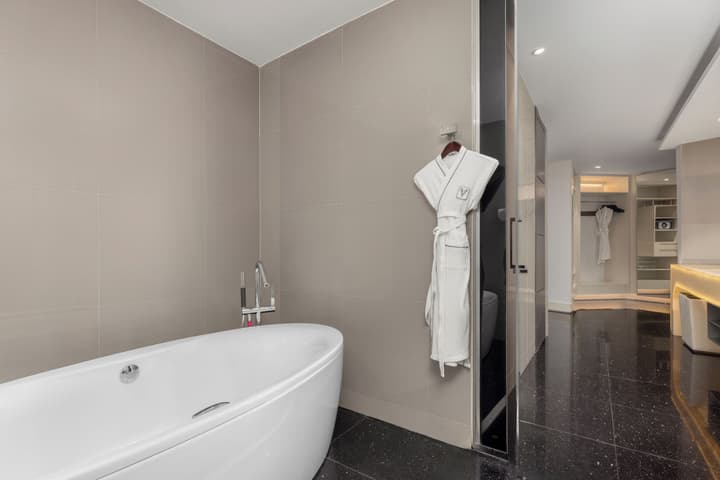 V Hotel Dubai, Curio Collection by Hilton