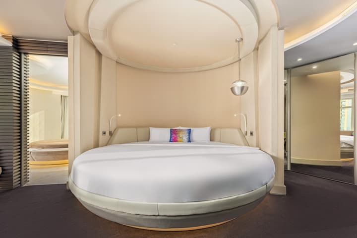 V Hotel Dubai, Curio Collection by Hilton