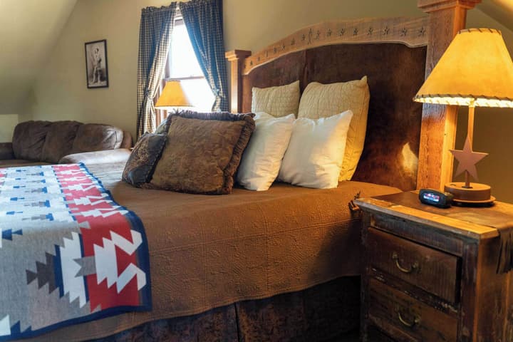 Sheridan Inn, B/W Signature Collection