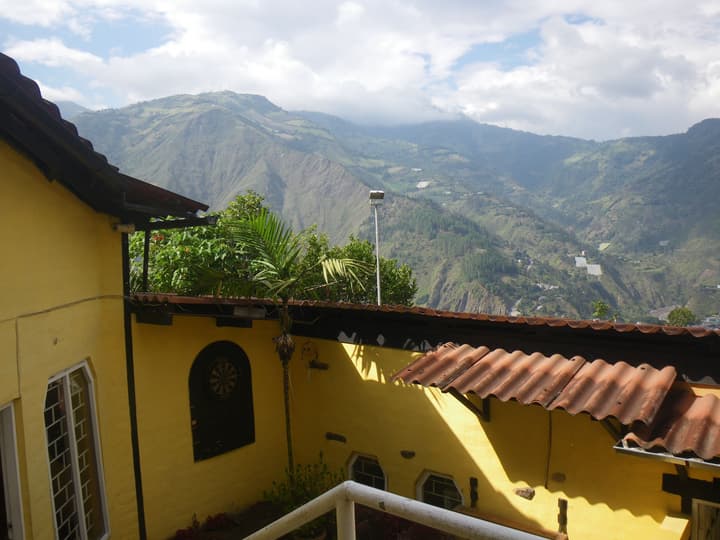 La Casa Amarilla