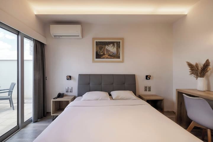 Xenophon Hotel