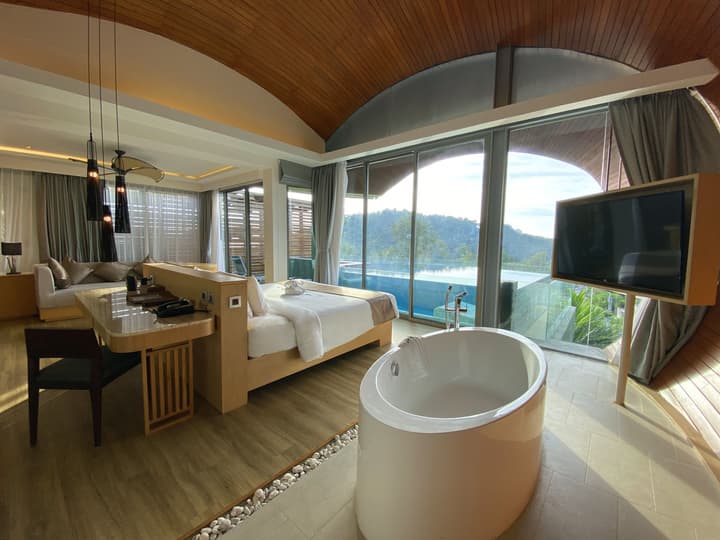 Crest Resort & Pool Villas