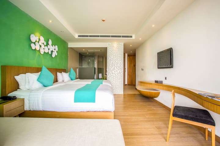 Crest Resort & Pool Villas
