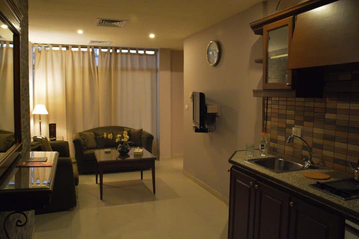 Capri Hotel Suites