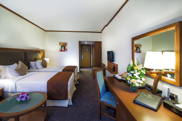 Landmark Summit Hotel